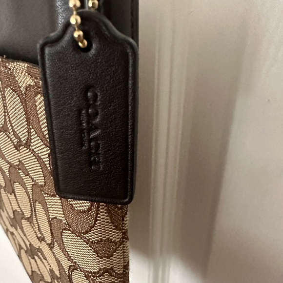 Small Coach crossbody signature series barely used - Picture 2 of 5